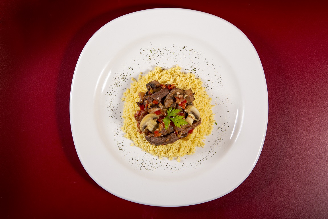 couscous com cordeiro, cogumelos e legumes