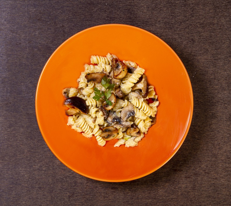 Receita vegetariana: fusilli sem glúten com cogumelos e alho-poró