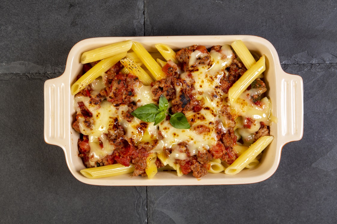 Penne rigate à bolonhesa gratinado com queijo no forno