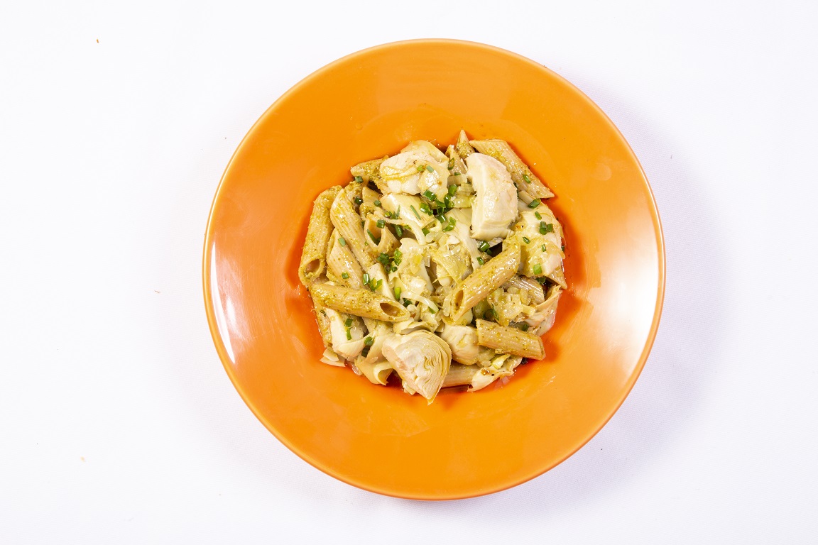 Penne integral com pesto de manjericão e coração de alcachofra