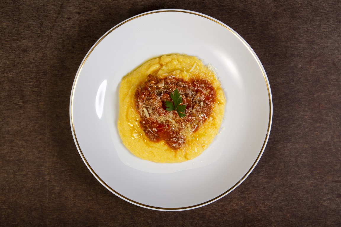 polenta com ragu de calabresa