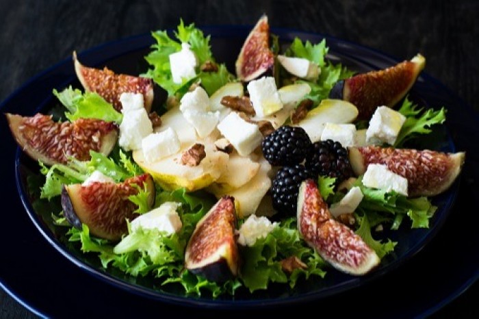 Salada especial com frutas e queijo